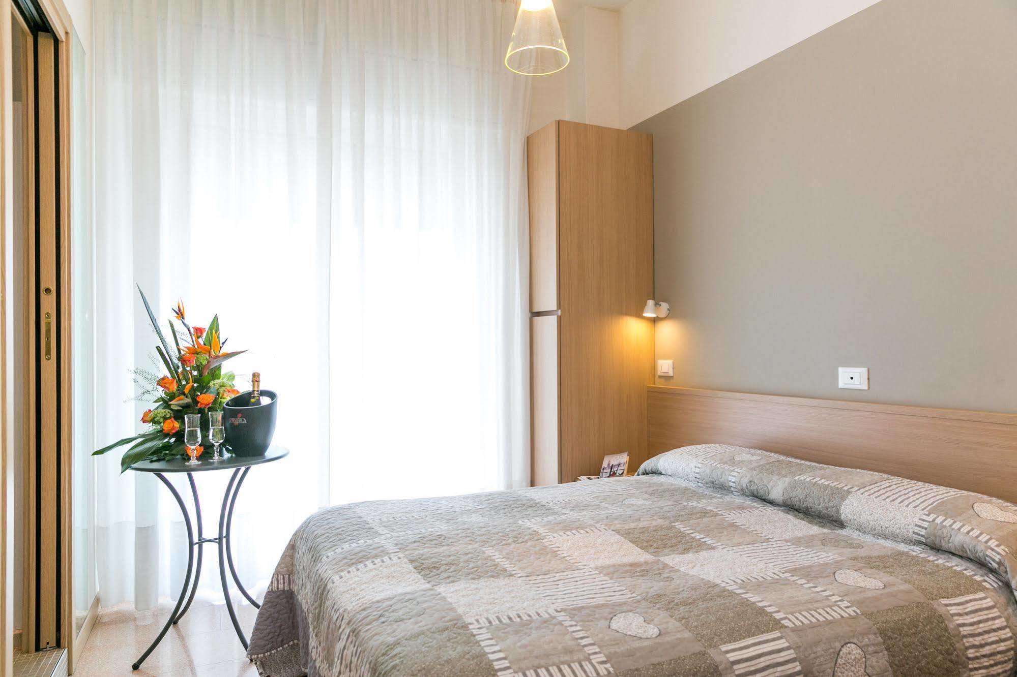 Hotel Colonna Лідо-ді-Єзоло Екстер'єр фото