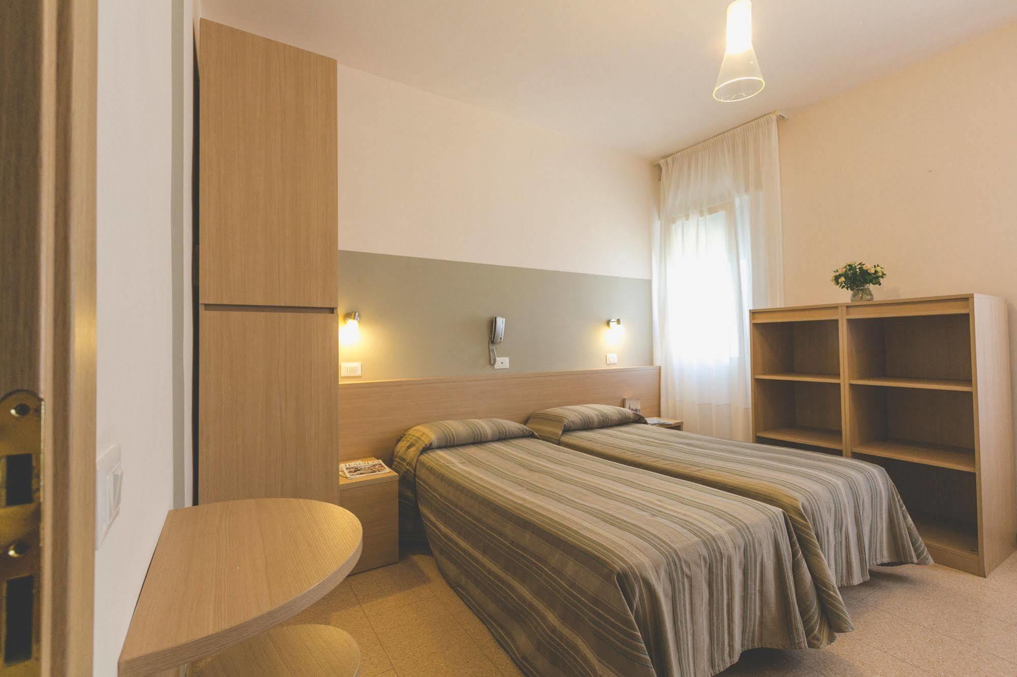Hotel Colonna Лідо-ді-Єзоло Екстер'єр фото